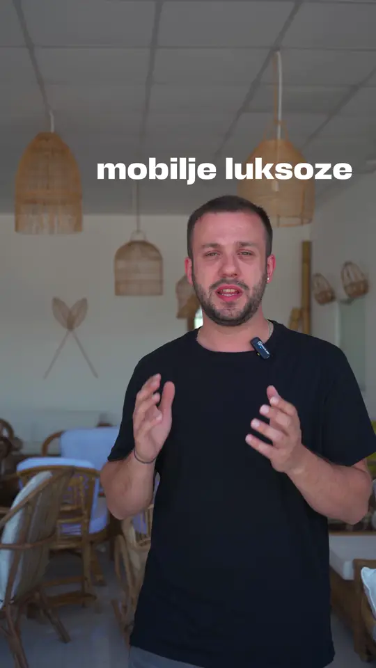 Кадар од вертикално видео: Продавница за мебел
